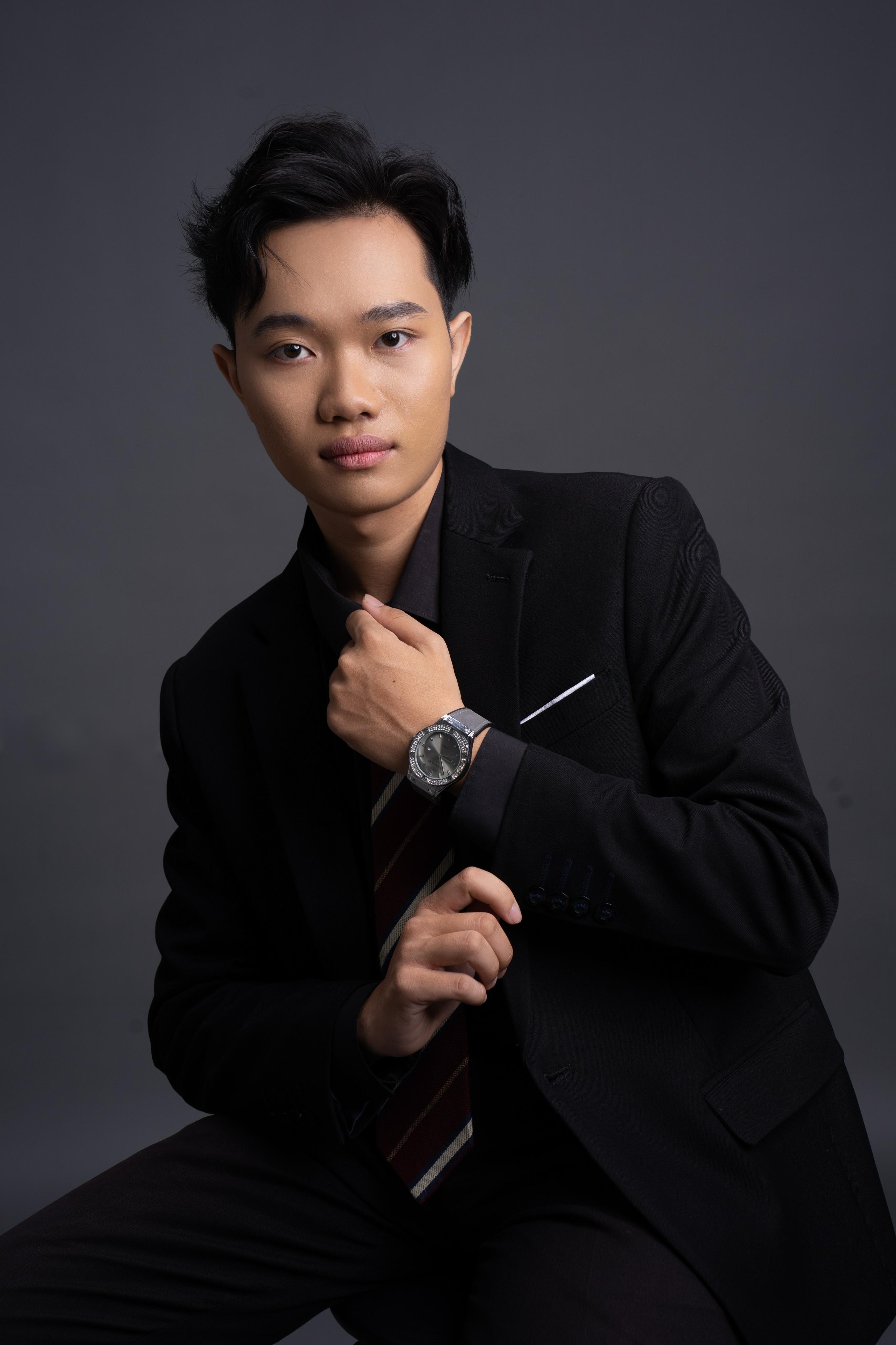 MC Hoàng Phúc ngồi mặc vest đen